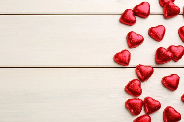 Καραμέλες Σοκολάτας Σχήμα Καρδιάς Λευκό Ξύλινο Τραπέζι Επίπεδη Lay Χώρος — Φωτογραφία Αρχείου