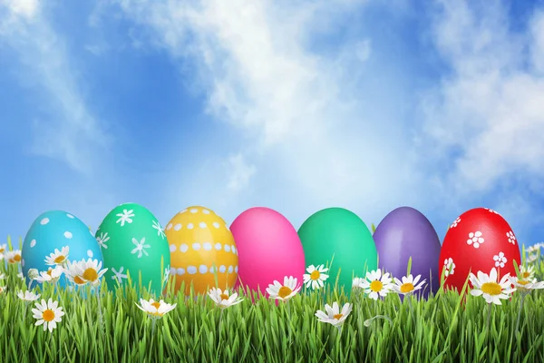 Élénk Húsvéti Tojás Tavaszi Virágok Szabadban — Stock Fotó