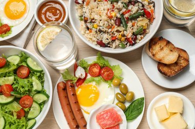 Masada değişik lezzetli yemekler var. Büfe servisi