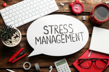 Tahta masadaki Stres Yönetimi ifadesiyle konuşma baloncuğu ışık kutusunun düzleştirilmiş bileşimi