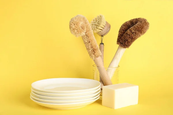 Приладдя Миття Посуду Тарілок Жовтому Тлі — стокове фото