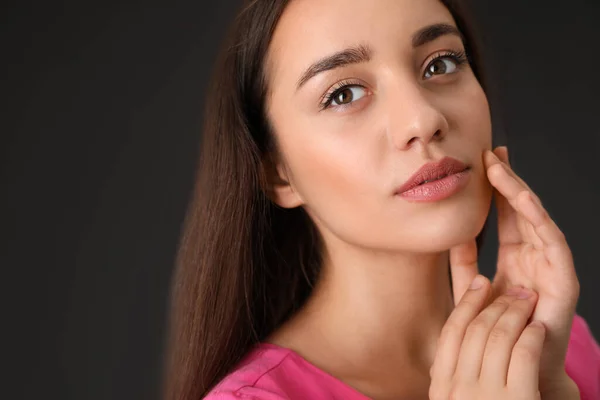 Portret Van Mooie Jonge Vrouw Donkergrijze Achtergrond Close — Stockfoto