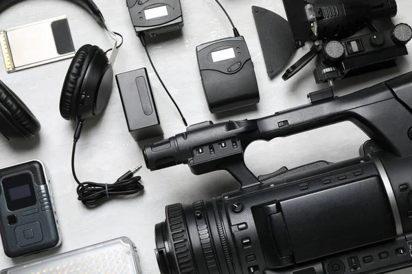 Пласка Композиція Обладнанням Виробництва Камер Відео Світло Сірому Фоні — стокове фото