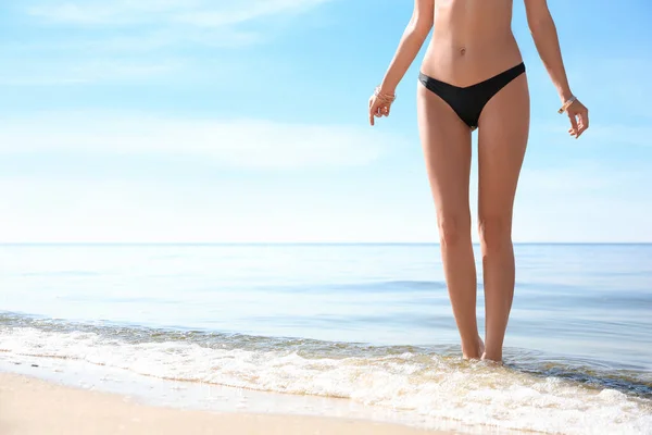 ビーチで美しい体を持つ若い女性は クローズアップ テキストのスペース — ストック写真