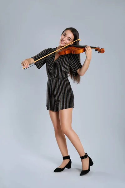 Mulher Bonita Tocando Violino Fundo Cinza — Fotografia de Stock