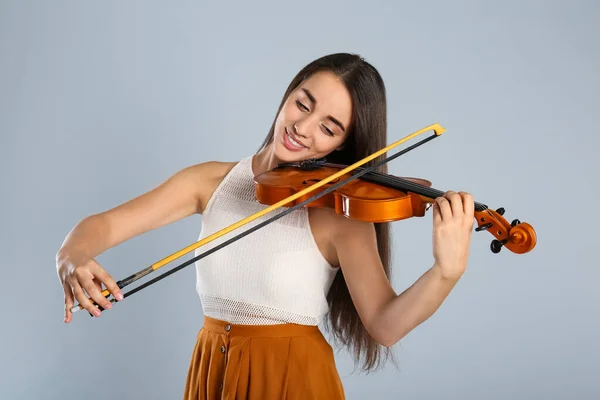 Mulher Bonita Tocando Violino Fundo Cinza — Fotografia de Stock