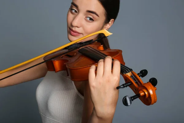 Vacker Kvinna Spelar Fiol Grå Bakgrund Närbild — Stockfoto