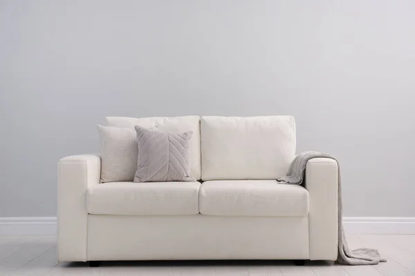 Sofa Putih Nyaman Dekat Dinding Cahaya Dalam Ruangan Ruang Untuk — Stok Foto