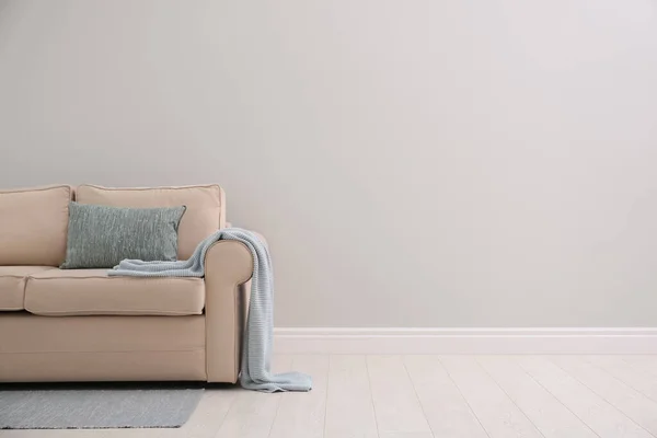 Sofa Beige Yang Nyaman Dekat Dinding Cahaya Dalam Ruangan Ruang — Stok Foto