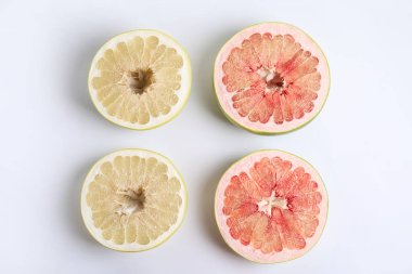 Beyaz arka planda taze kesilmiş pomelo meyveleri, üst görünüm