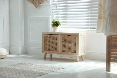 Odanın penceresinin yanındaki ahşap tuvalet. İç tasarım