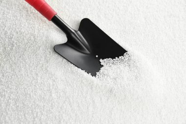 Kürek ve granüler mineral gübresi, yakın görüş.