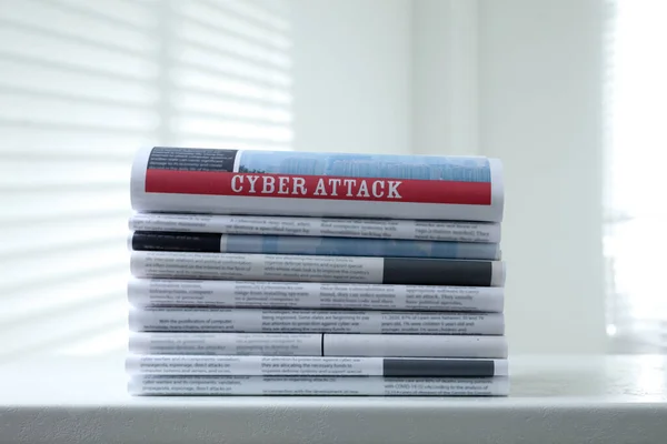 Noviny Titulem Cyber Attack Naskládané Bílém Stole Uvnitř — Stock fotografie