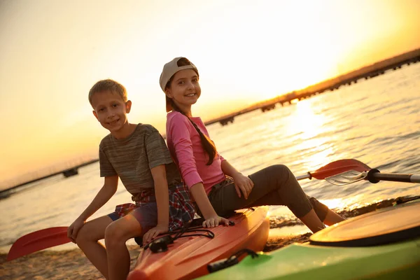 Joyeux Enfants Assis Kayak Près Rivière Coucher Soleil Camp Été — Photo