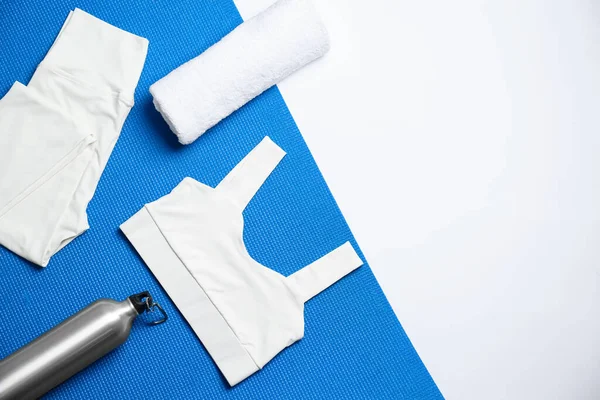 Stylish Sportswear Bottle Water Yoga Mat White Background Flat Lay — Fotografia de Stock