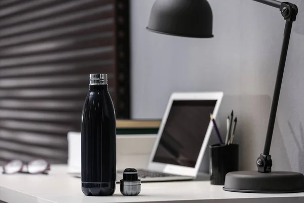 Modern Black Thermos Bottle Table Office — Stock Photo, Image