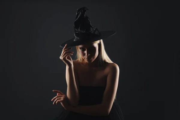 Bruxa Chapéu Preto Fundo Escuro Personagem Fantasia Assustadora — Fotografia de Stock