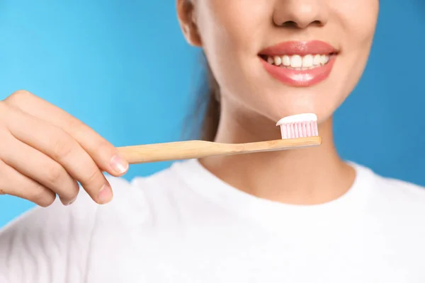 Mujer Sosteniendo Cepillo Dientes Con Pasta Sobre Fondo Azul Primer —  Fotos de Stock