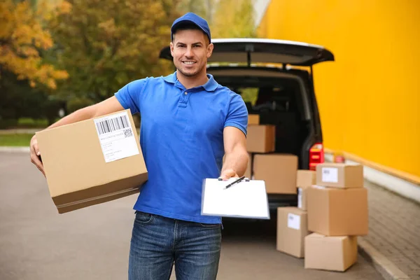 Kurier Mit Klemmbrett Und Paket Der Nähe Lieferwagen Freien Raum — Stockfoto