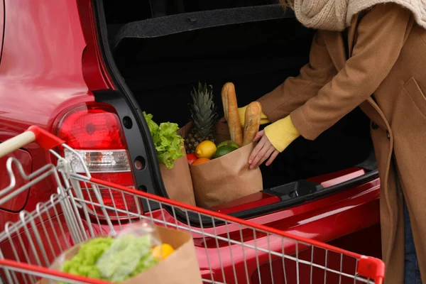 Jonge Vrouw Zetten Zak Met Boodschappen Haar Auto Buiten Close — Stockfoto