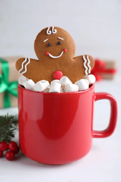 Lebkuchenmann Roter Tasse Mit Marshmallows Auf Weißem Tisch — Stockfoto