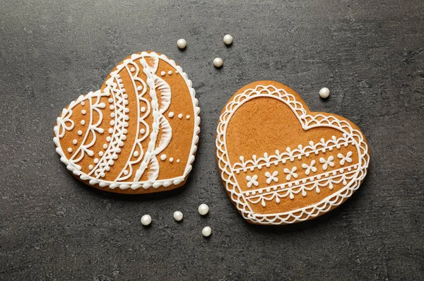 Ízletes Szív Alakú Mézeskalács Cookie Fekete Asztalon Lapos Laikus — Stock Fotó