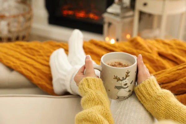 Mujer Con Taza Bebida Caliente Descansando Sofá Cerca Chimenea Sala — Foto de Stock