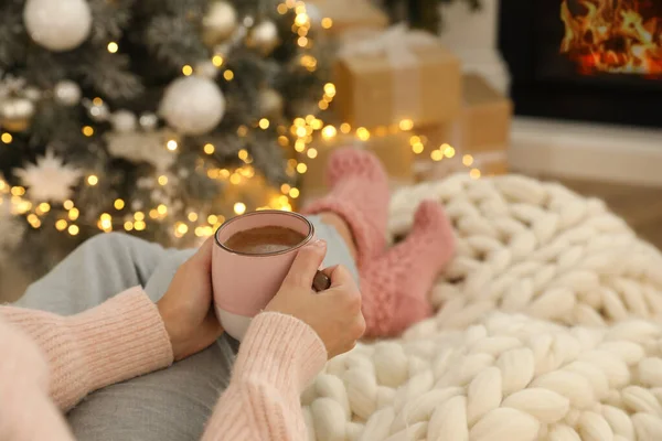 Elinde Bir Bardak Sıcak Içecek Olan Kadın Noel Için Dekore — Stok fotoğraf