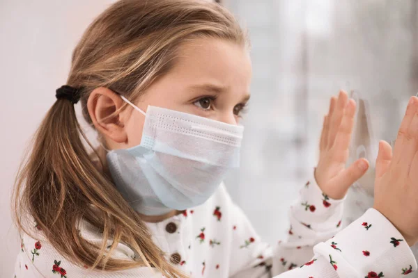 Niña Triste Con Máscara Protectora Mirando Por Ventana Interior Permanecer — Foto de Stock