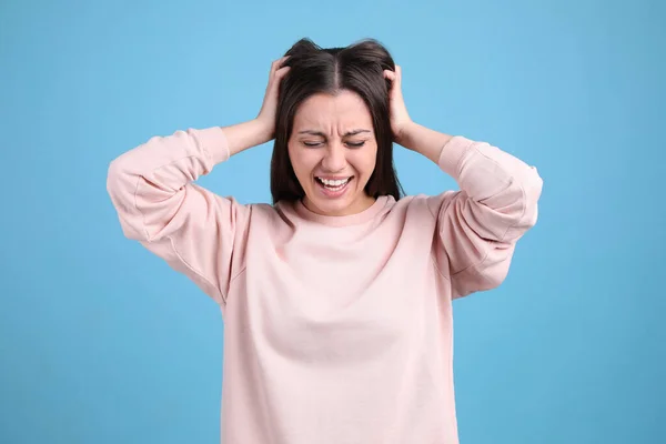 Porträt Einer Gestressten Jungen Frau Auf Hellblauem Hintergrund — Stockfoto