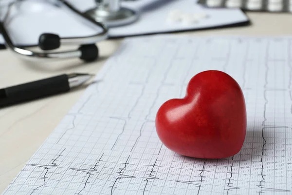 Kardiogrammbericht Und Rotes Dekoratives Herz Auf Dem Tisch Nahaufnahme — Stockfoto