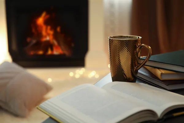 Kopje Warme Drank Boek Tafel Bij Open Haard Thuis Gezellige — Stockfoto