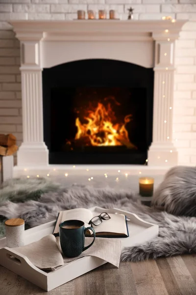 暖炉の近くのトレイにコーヒー グラス 本のカップ 居心地の良い雰囲気 — ストック写真