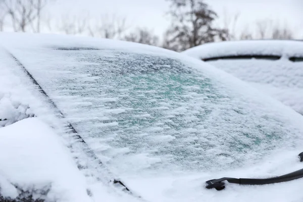 Carro Moderno Coberto Com Neve Livre Dia Inverno Close Tempo — Fotografia de Stock