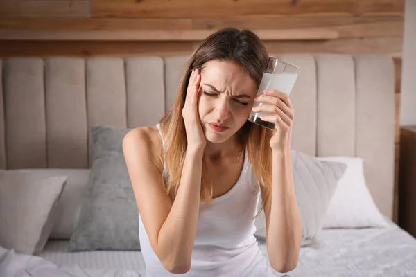 Mujer Sosteniendo Vaso Medicina Para Resaca Cama Casa — Foto de Stock