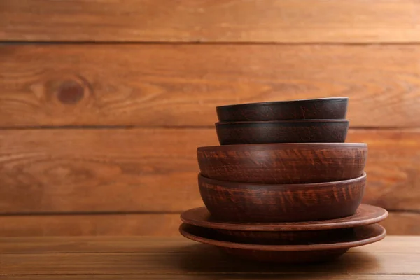 木製のテーブルの上に粘土料理のセット テキストのスペース — ストック写真