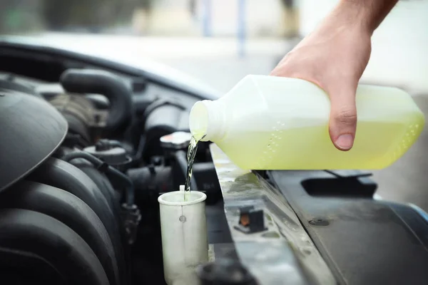 Man Fyller Bilen Radiator Med Frostskyddsmedel Utomhus Närbild — Stockfoto