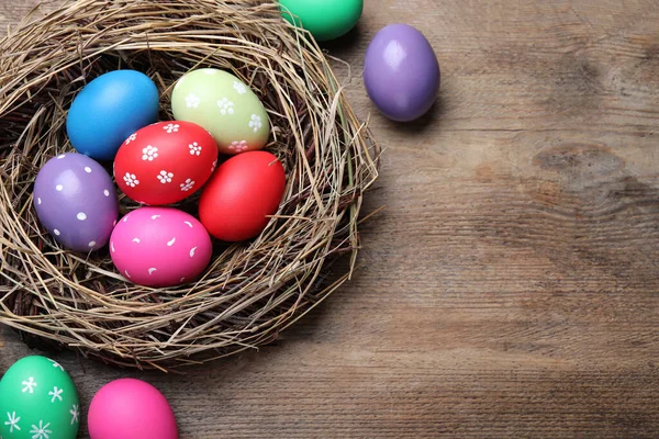 Huevos Coloridos Nido Sobre Fondo Madera Plana Ponen Con Espacio —  Fotos de Stock