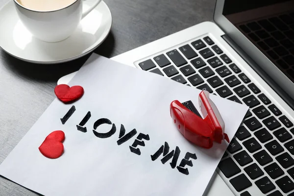 Papier Frazą Kocham Mnie Laptop Czerwone Serca Zszywacz Szarym Biurku — Zdjęcie stockowe