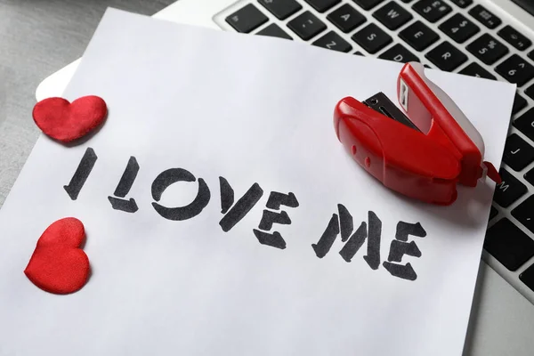 Papier Frazą Kocham Mnie Laptop Czerwone Serca Zszywacz Biurku Zbliżenie — Zdjęcie stockowe