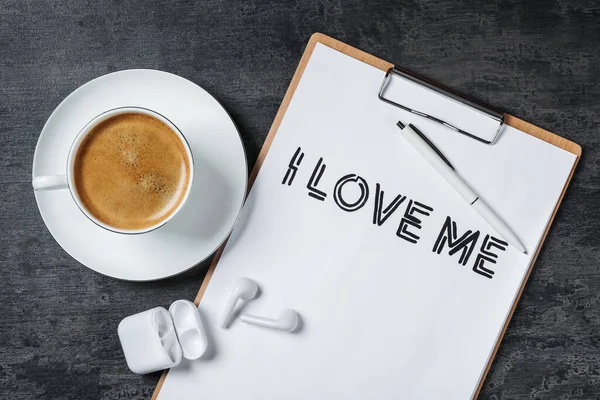 Yazısıyla Yazılmış Beni Seviyorum Yazısı Bir Fincan Kahve Kulaklıklar Gri — Stok fotoğraf