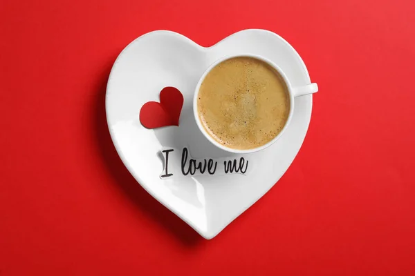 Carta Con Frase Love Tazza Caffè Sfondo Rosso Vista Dall — Foto Stock