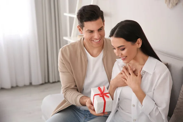 Man Presenteert Geschenk Aan Zijn Geliefde Vrouw Thuis Valentijnsdag — Stockfoto