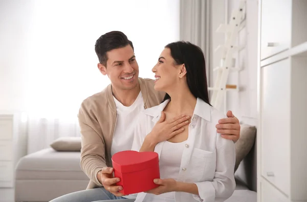Man Presenting Gift His Beloved Woman Home Valentine Day Celebration — Stock Photo, Image