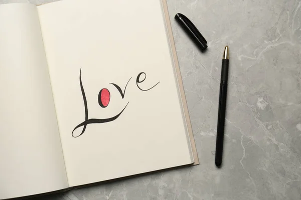 Caderno Aberto Com Palavra Manuscrita Amor Perto Caneta Mesa Cinza — Fotografia de Stock