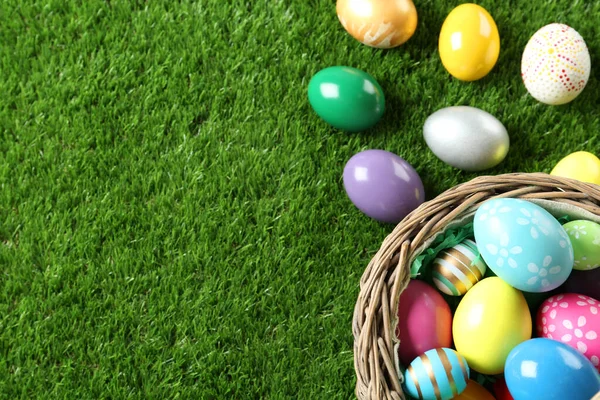 Yeşil Çimlerin Üzerinde Paskalya Yumurtaları Olan Hasır Sepet Düz Konum — Stok fotoğraf