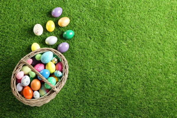Cesta Mimbre Con Huevos Pascua Sobre Hierba Verde Puesta Plana — Foto de Stock