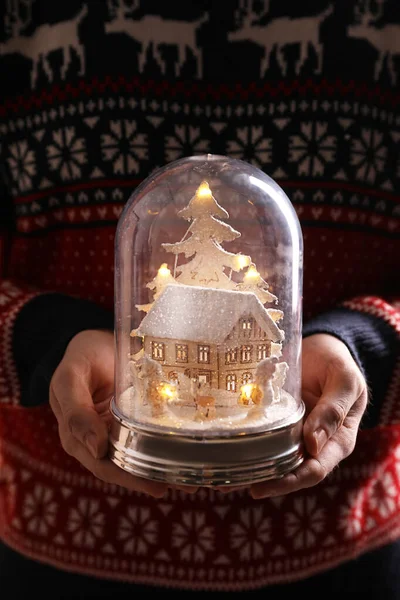 Uomo Maglione Natale Con Palla Neve Decorativa Primo Piano — Foto Stock