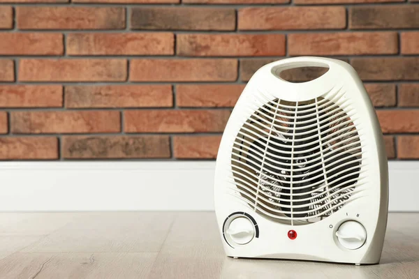 Moderner Elektrischer Heizlüfter Auf Dem Boden Raum Platz Für Text — Stockfoto