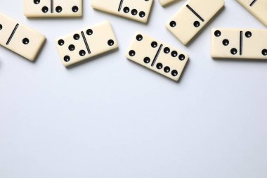 Beyaz arka planda klasik domino taşları, düz. Metin için boşluk